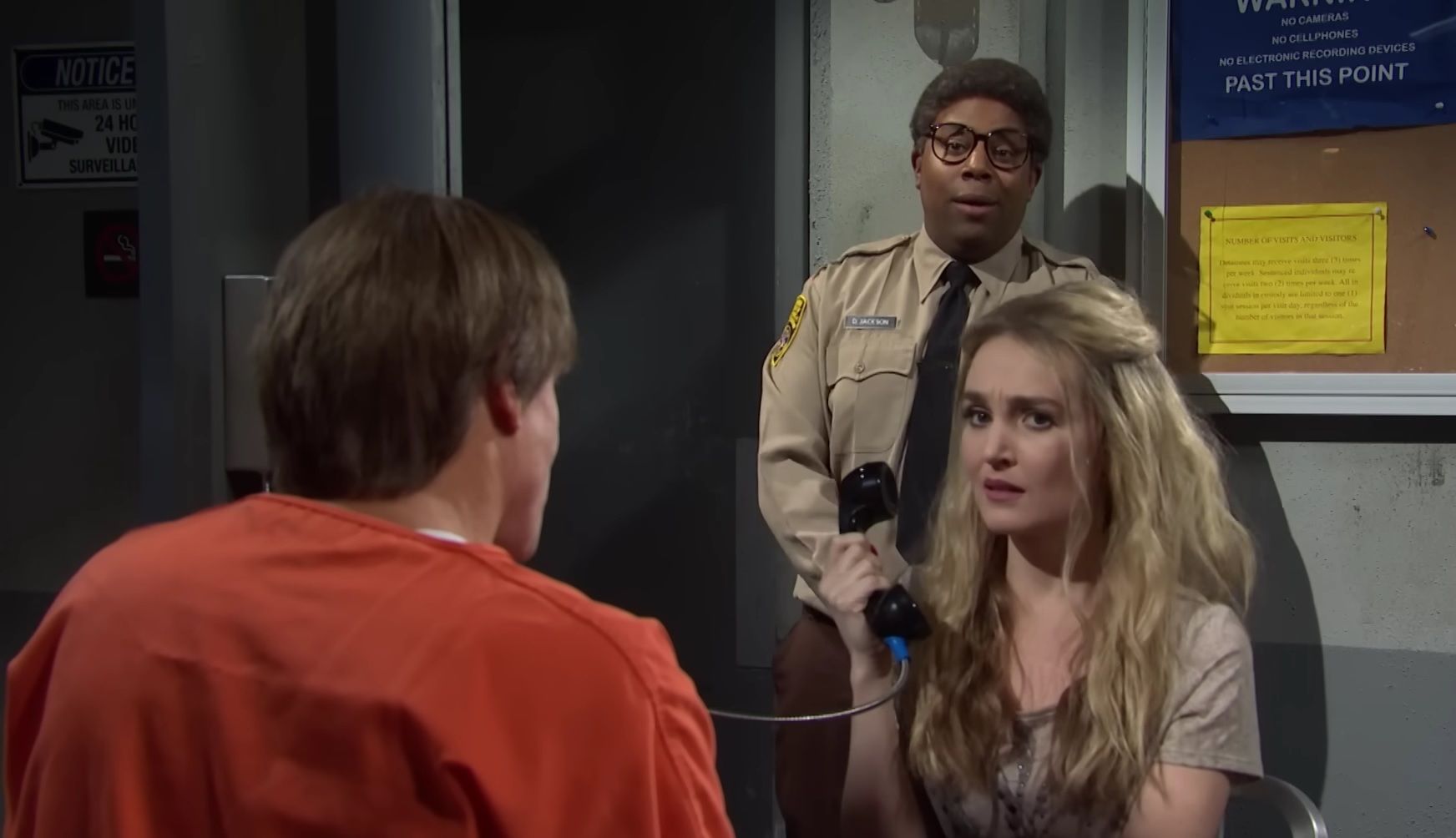 Woody Harrelson, Chloe Fineman dan Kenan Thompson dalam sketsa adegan penjara SNL