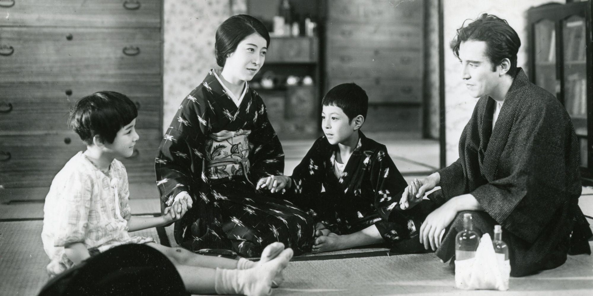 Famille japonaise assise par terre à la maison dans 