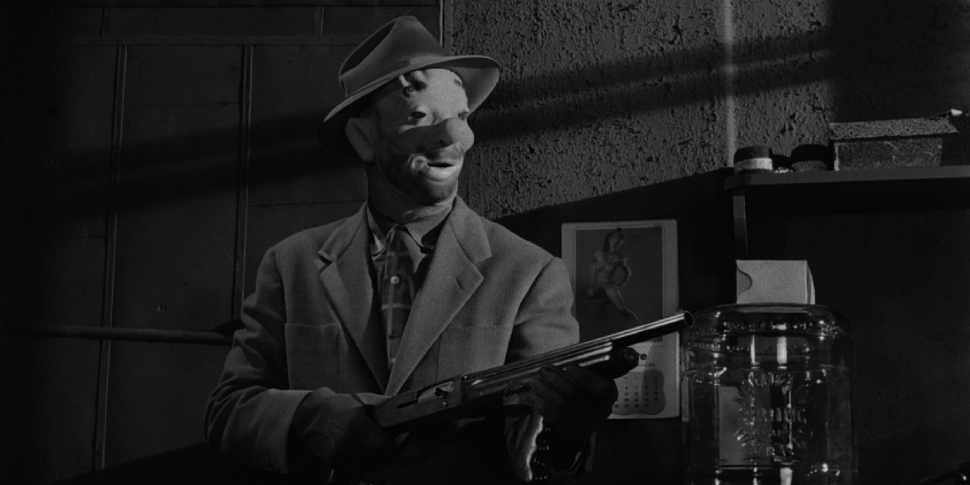 Sterling Hayden tenant un pistolet dans The Killing