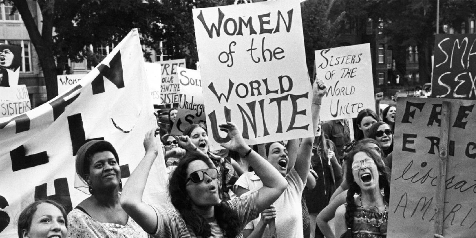 Photo d'une marche féministe dans 