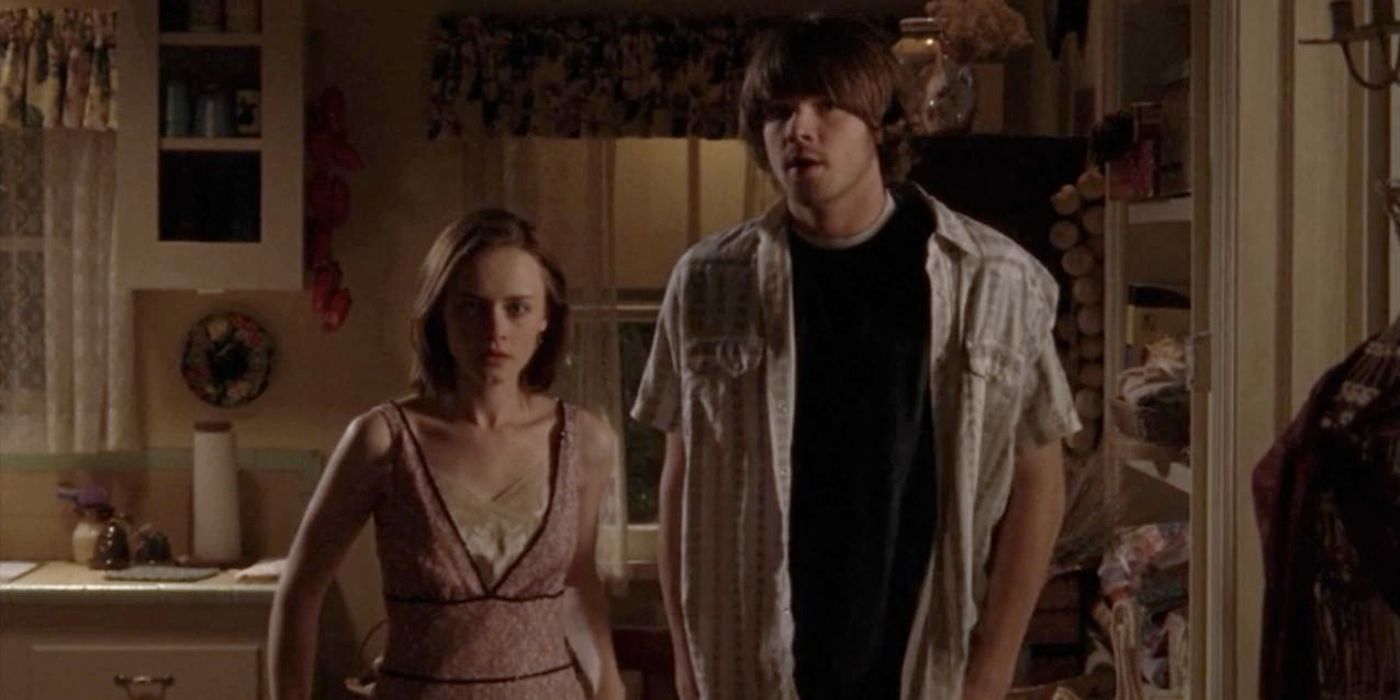 Rory dan Dean berdiri berdampingan di Gilmore Girls