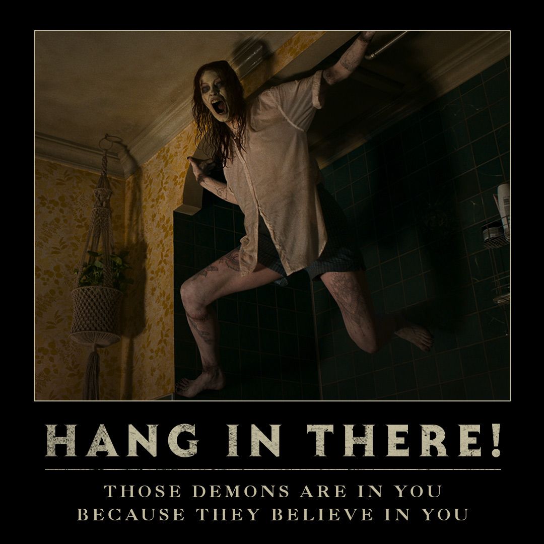 Alyssa Sutherland dans l'affiche d'Evil Dead Rise