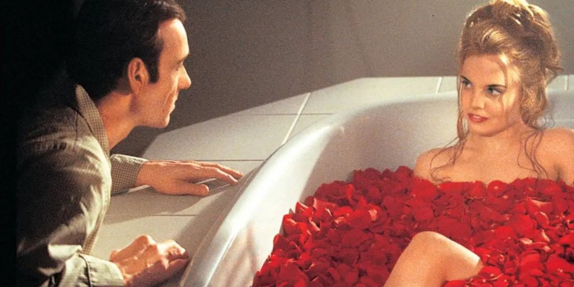 Mena Suvari assise dans une baignoire de pétales de roses dans 'American Beauty'.