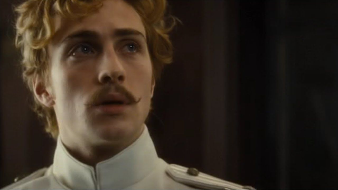 Aaron Taylor-Johnson sebagai Vronsky di Anna Karenina 