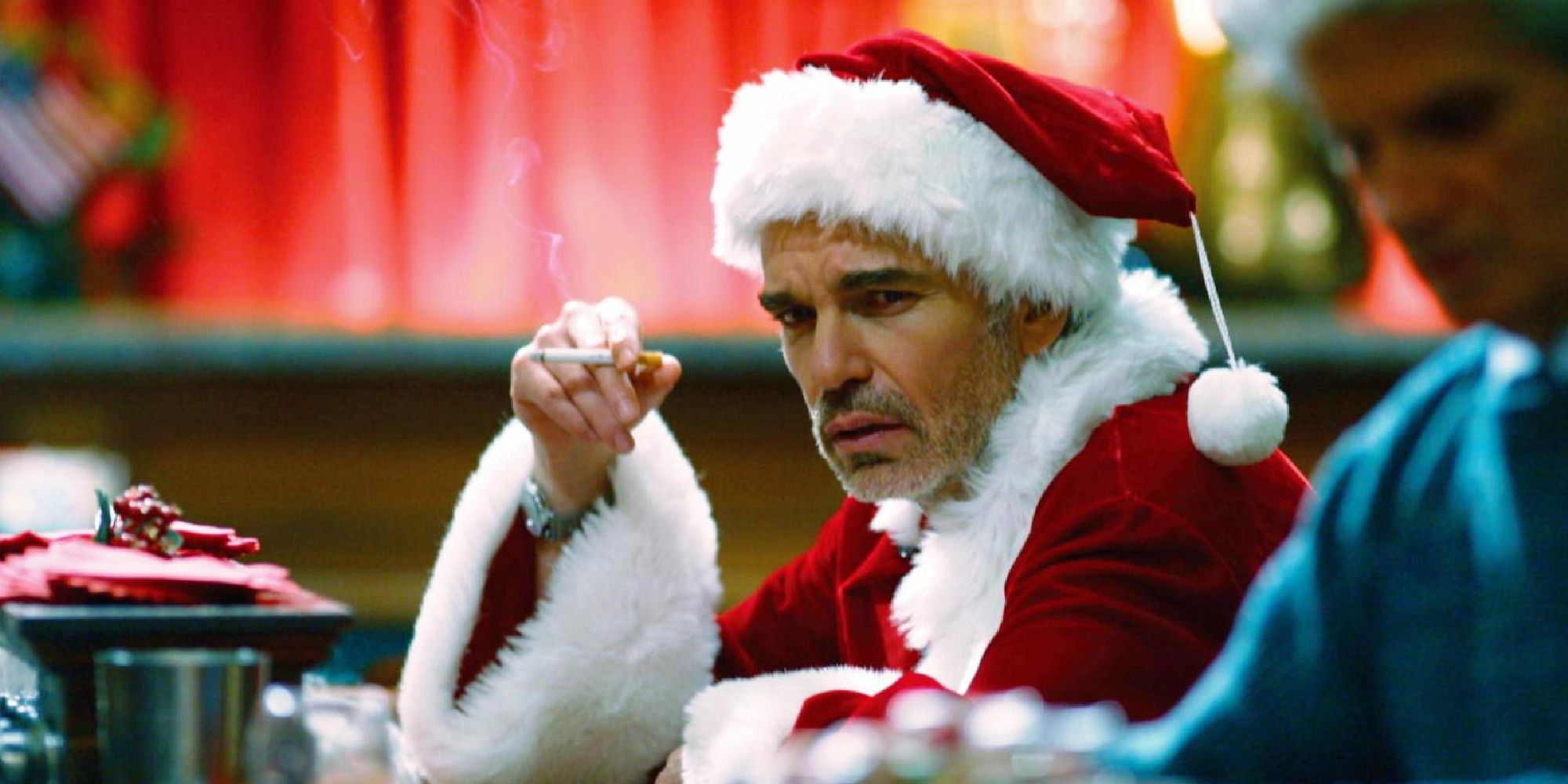 Billy Bob Thornton fumant une cigarette dans Bad Santa