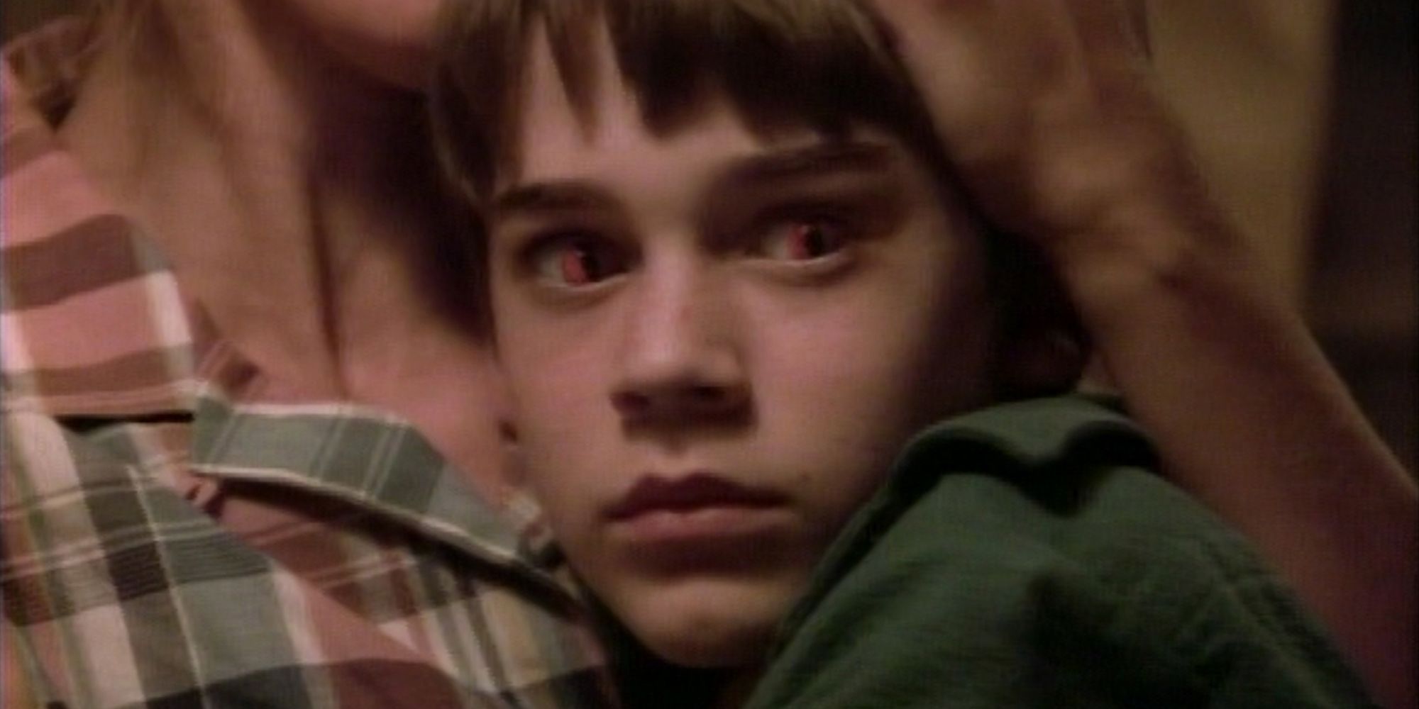 Boy with glowing red eyes in Gramma The Twilight Zone (Le garçon aux yeux rougeoyants dans Gramma La Quatrième Dimension)