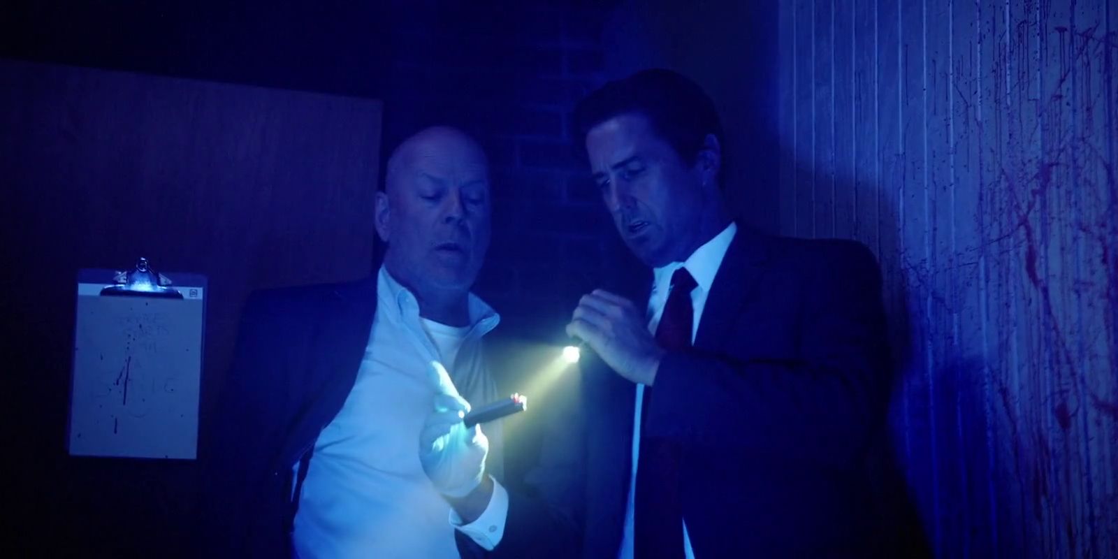 Bruce Willis et Luke Wilson analysent des preuves dans Gasoline Alley (2022)
