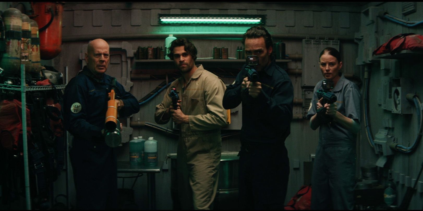 Bruce Willis et les autres acteurs tenant des armes à feu dans Breach (2020)