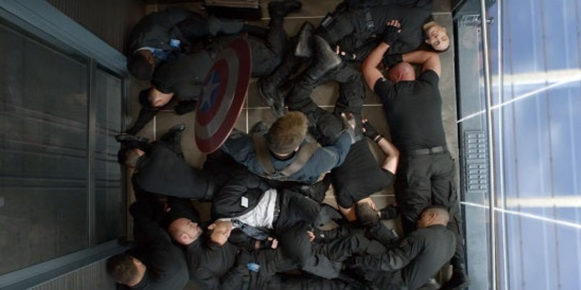 Captain America combat dans l'ascenseur 