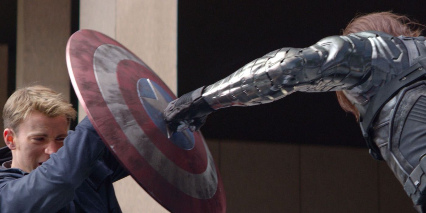 Captain America (Chris Evans) combat le Soldat de l'Hiver