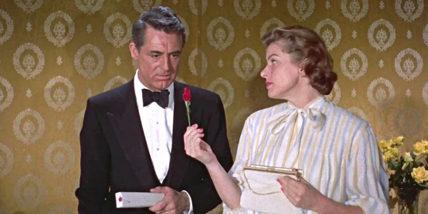 Cary Grant dans l'espace tandis qu'Ingrid Bergman tient une rose devant lui dans Indiscret