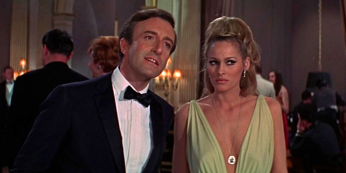 Ursula Andress en Vesper Lynd et Peter Sellers en James Bond dans Casino Royale (1967)