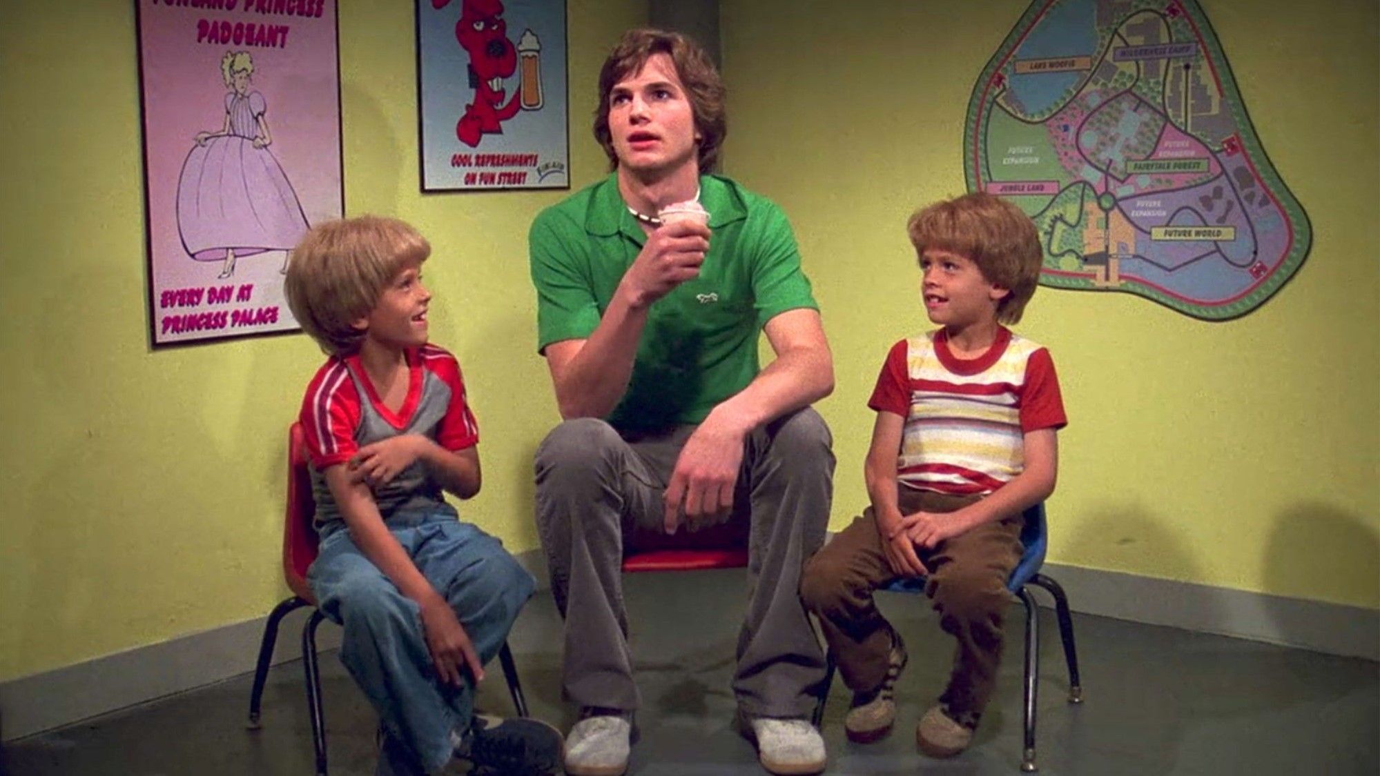 Dylan and Cole Sprouse with Ashton Kutcher in an episode of That 70s Show 