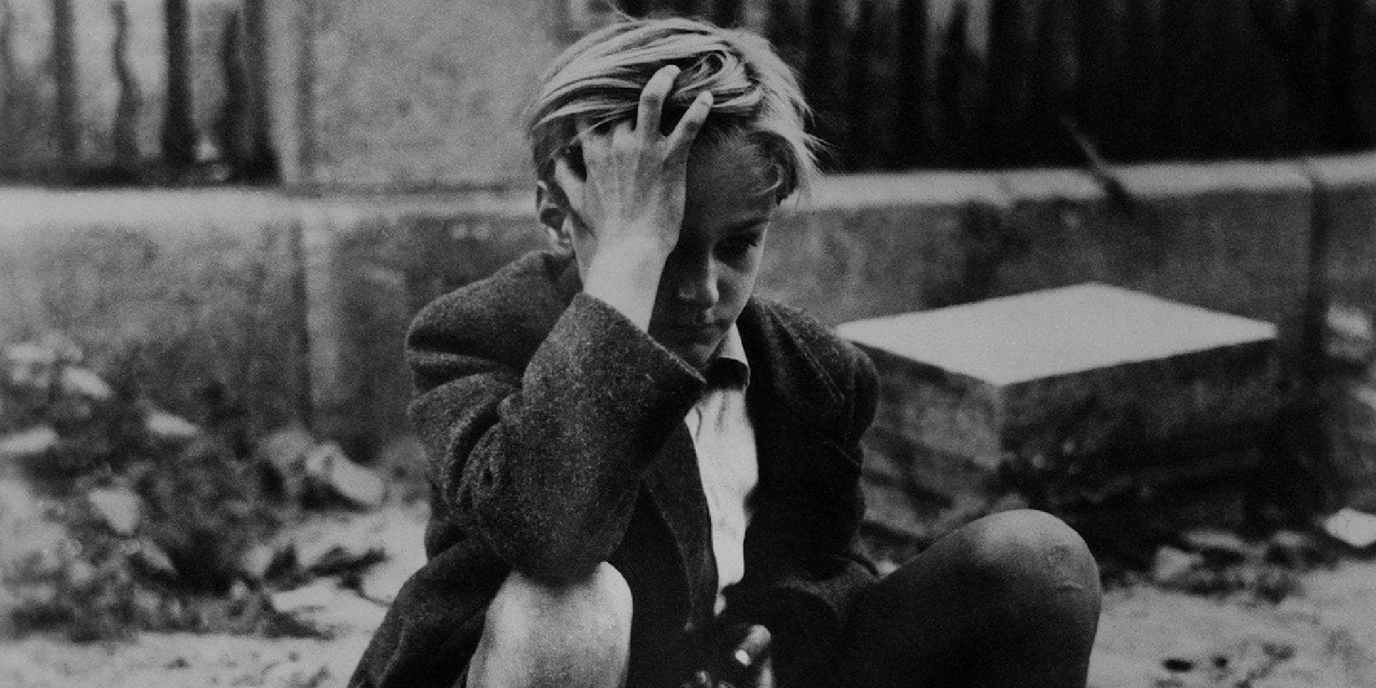 Edmund Moeschke assis sur le sol, la tête appuyée sur sa main, dans Allemagne année zéro.