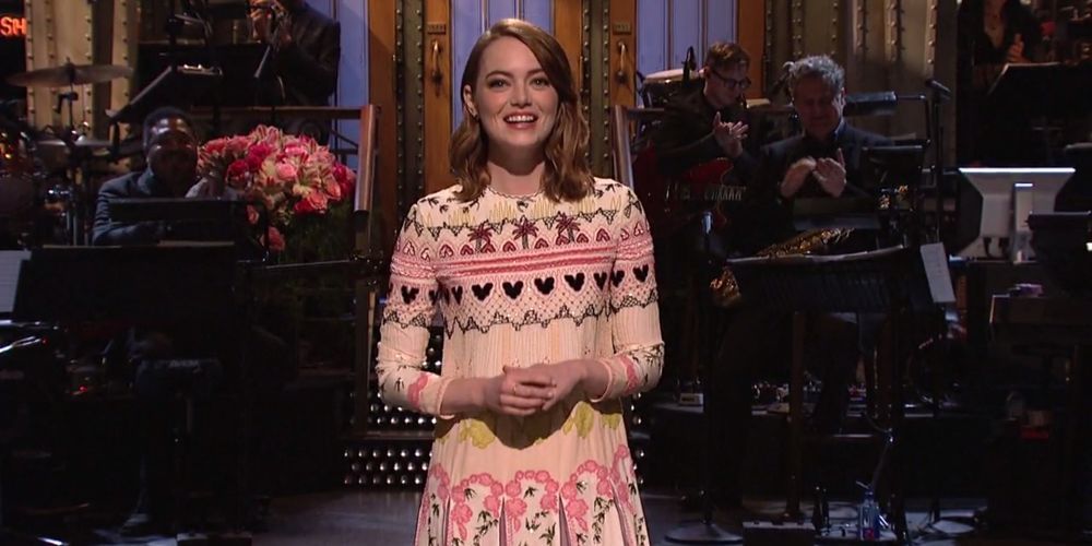 Emma Stone donnant un monologue pendant Saturday Night Live