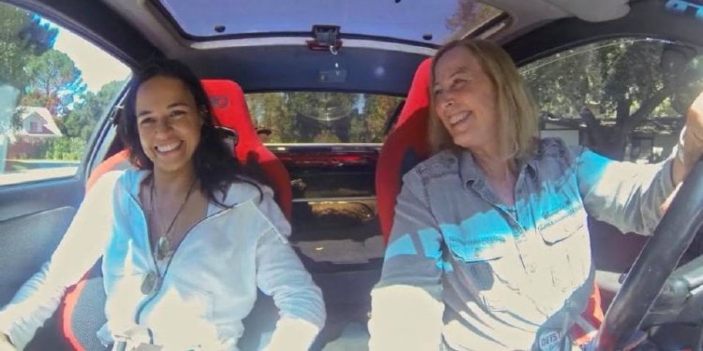 Michelle Rodriguez sourit dans une voiture