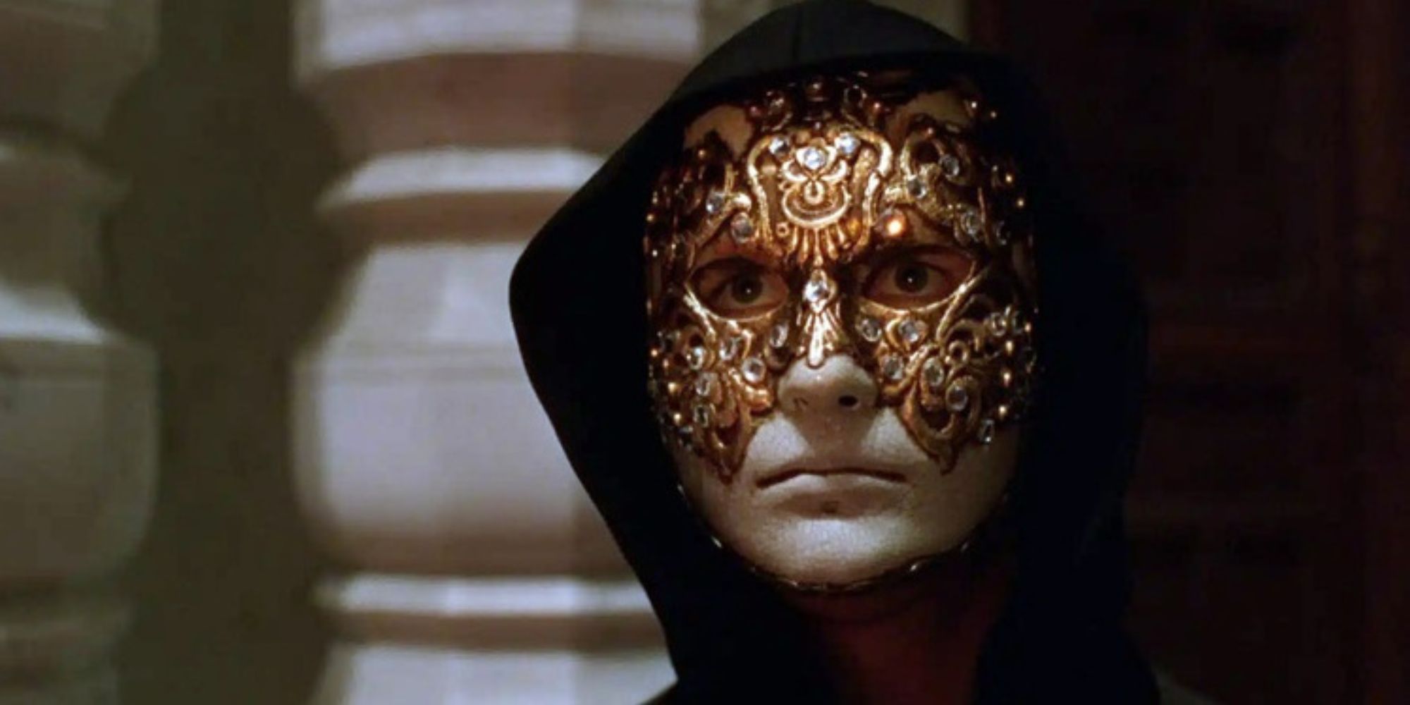 Un individu portant un masque doré dans une scène de « Eyes Wide Shut »
