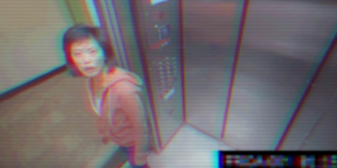 Femme debout dans un ascenseur, inspirée par la mort d'Elisa Lam, dans le film Followed.