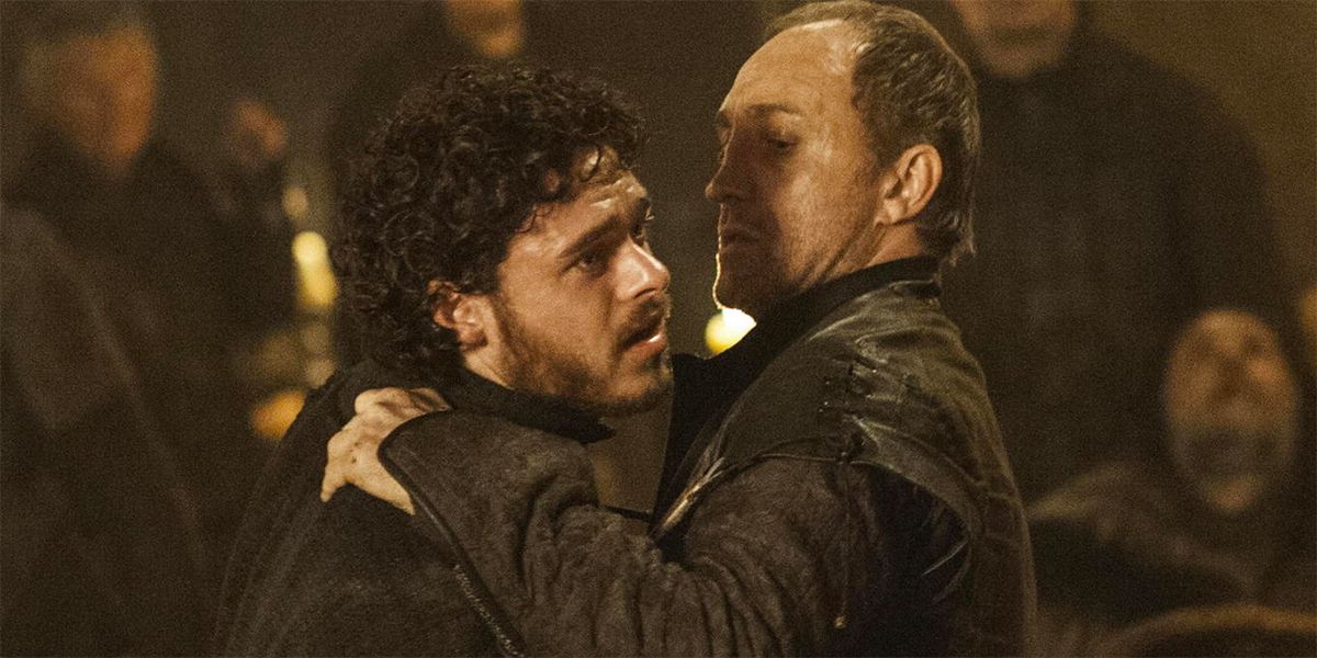 Michael McElhatton sebagai Roose Bolton menikam dan membunuh Richard Madden sebagai Robb Stark dalam episode Game of Thrones 