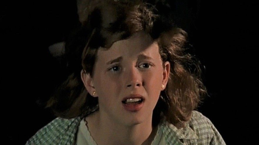 Nicole Dicker dalam episode The Ghost Next Door dari Goosebumps. 