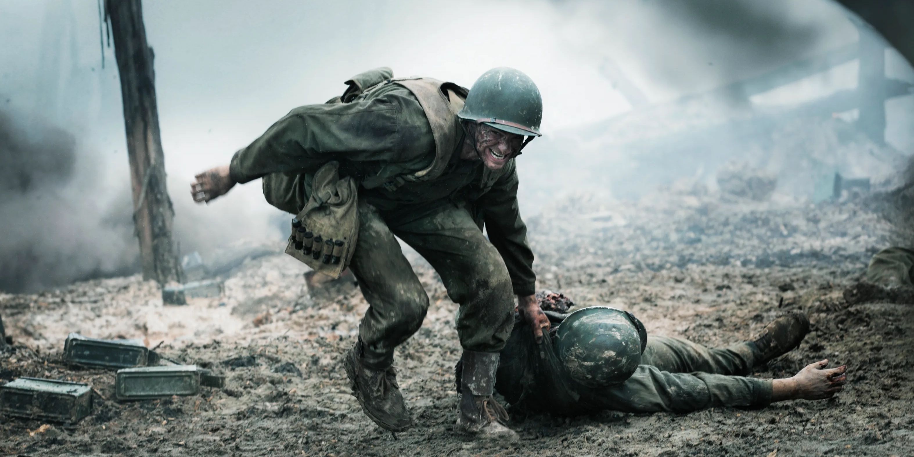 Andrew Garfield com a Desmond Doss rescatant un soldat caigut del camp de batalla a Hacksaw Ridge.