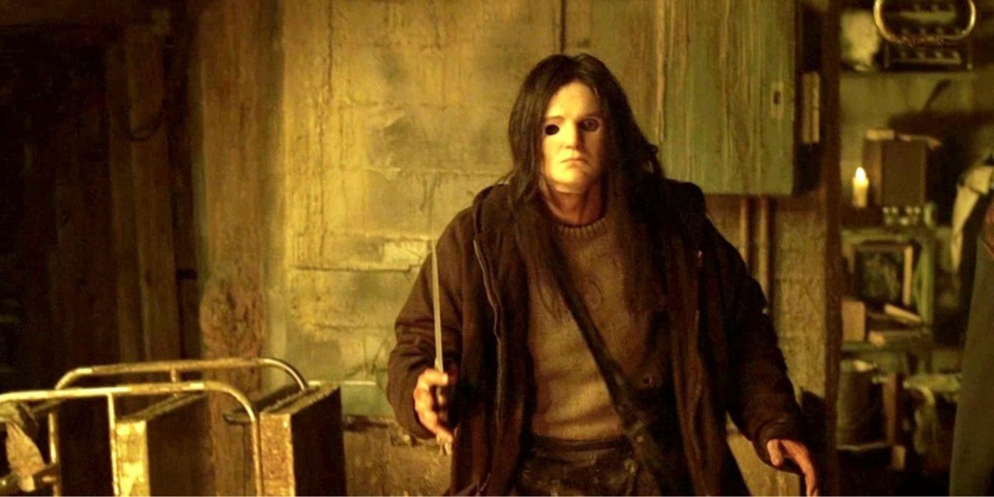 Vincent Sinclair wielding a knife in House of Wax