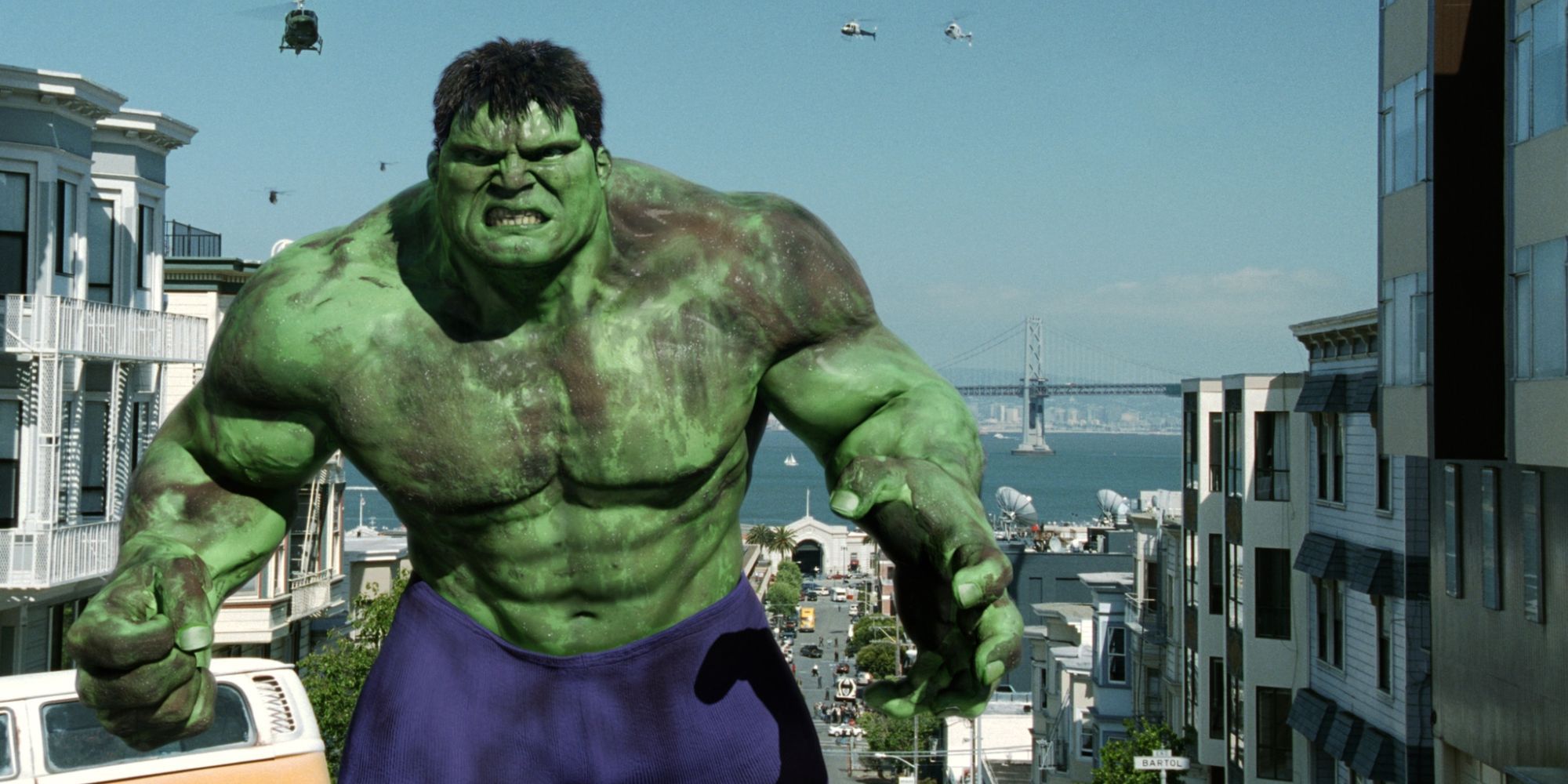 Hulk luciendo sucio y magullado en San Francisco en Ang Lee's Hulk (2003)