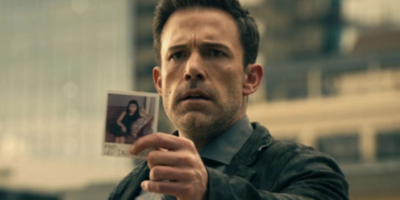 Ben Affleck as Danny Rourke holding a photograph in Hypnotic