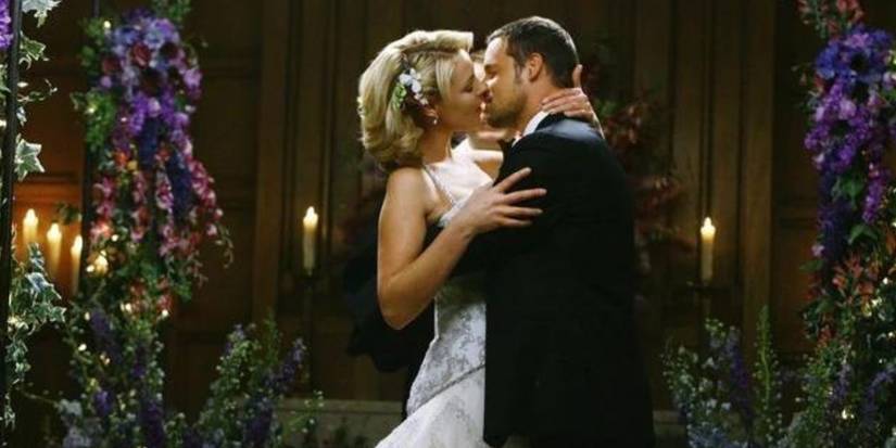 Izzie and Alex kissing at their wedding in Grey's Anatomy