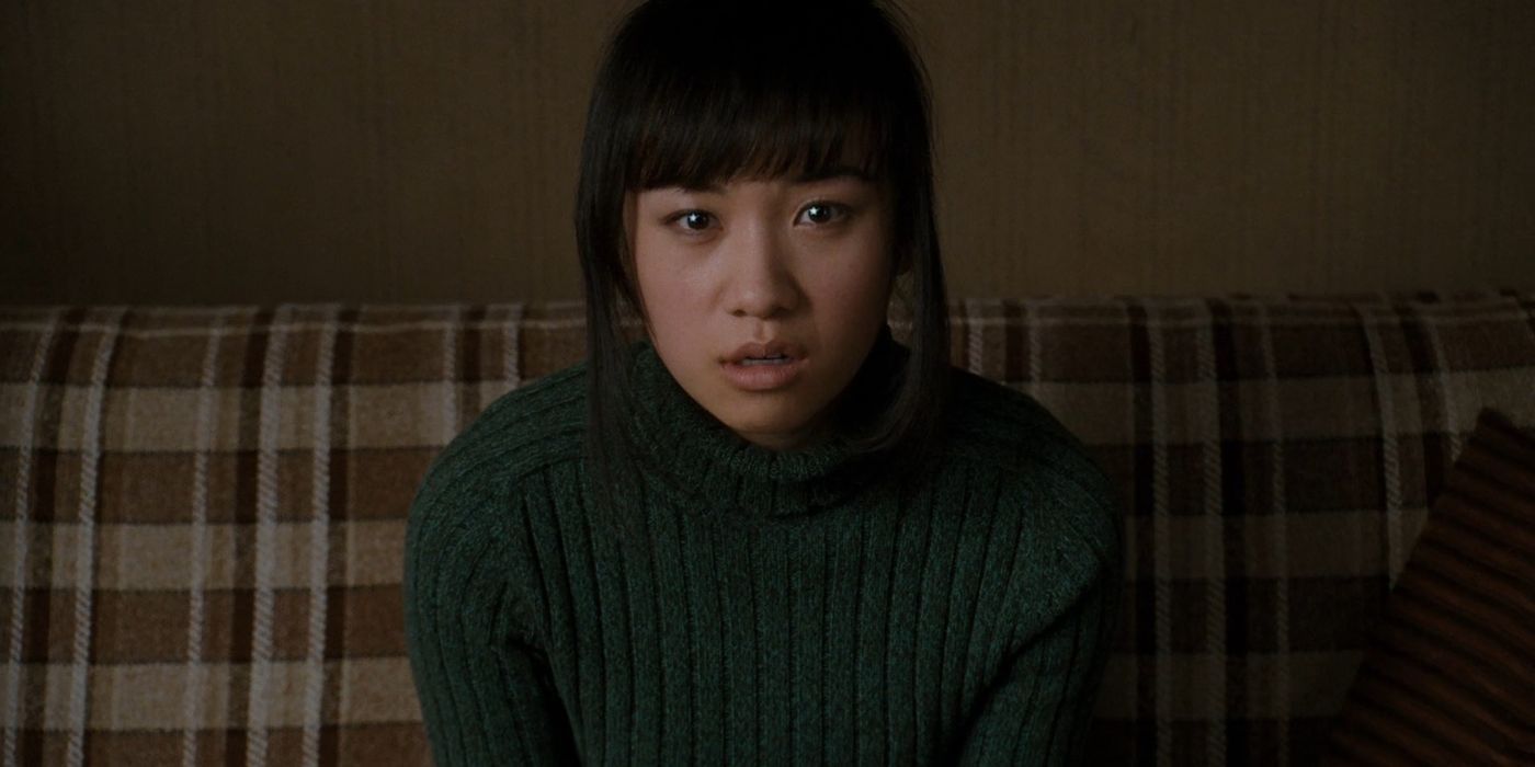 Ellen Wong se sienta en el sofá como Knives Chow en Scott Pilgrim vs.  el mundo 
