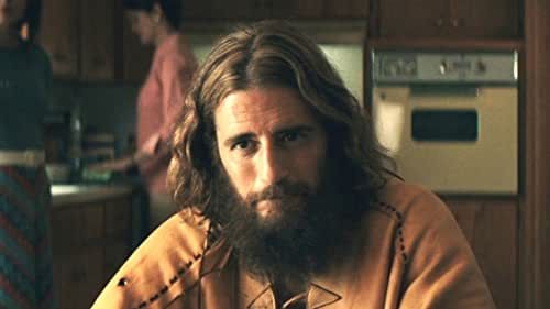 Jonathan Roumie dans le rôle de Lonnie Frisbee dans Jesus Revolution. 