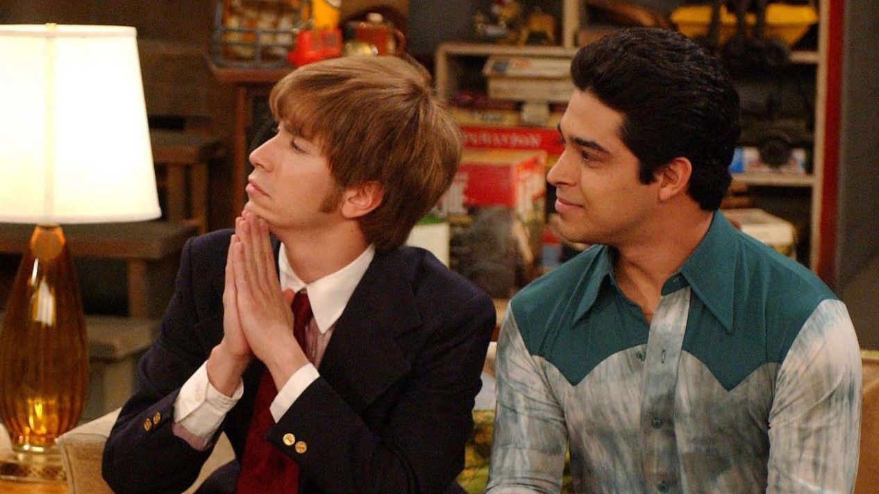 Justin Long and Wilmer Valderrama in an episode of That 70s Show 