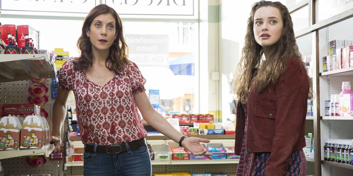 Kate Walsh et Katherine Langford dans 13 Reasons Why