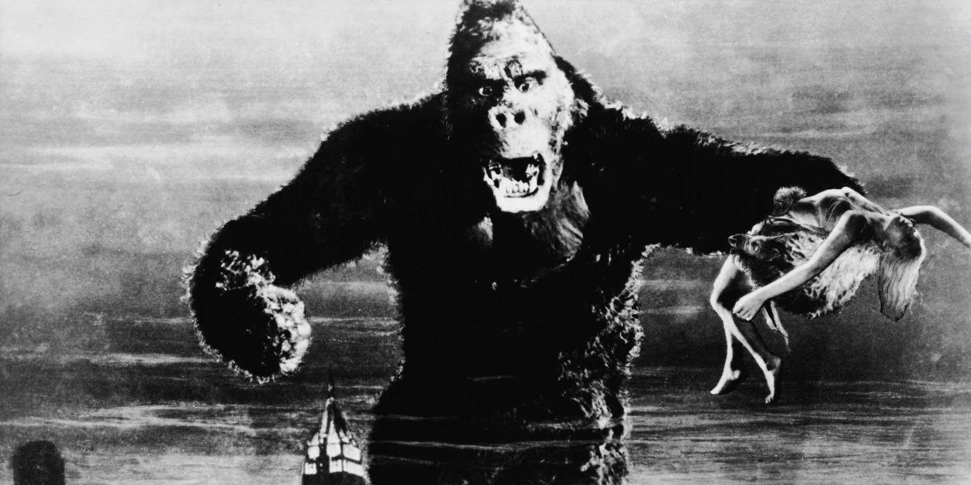 King Kong pend Ann dans sa main alors qu'il se tient au-dessus de la ville de King Kong (1933)