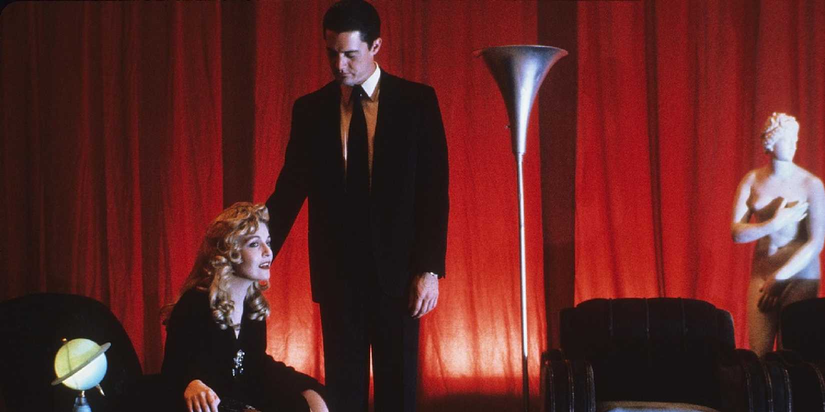 Dale Cooper izskatās kā satraukta Laura Palmera apēd televizoru Twin Peaks: Uguns pastaiga ar mani