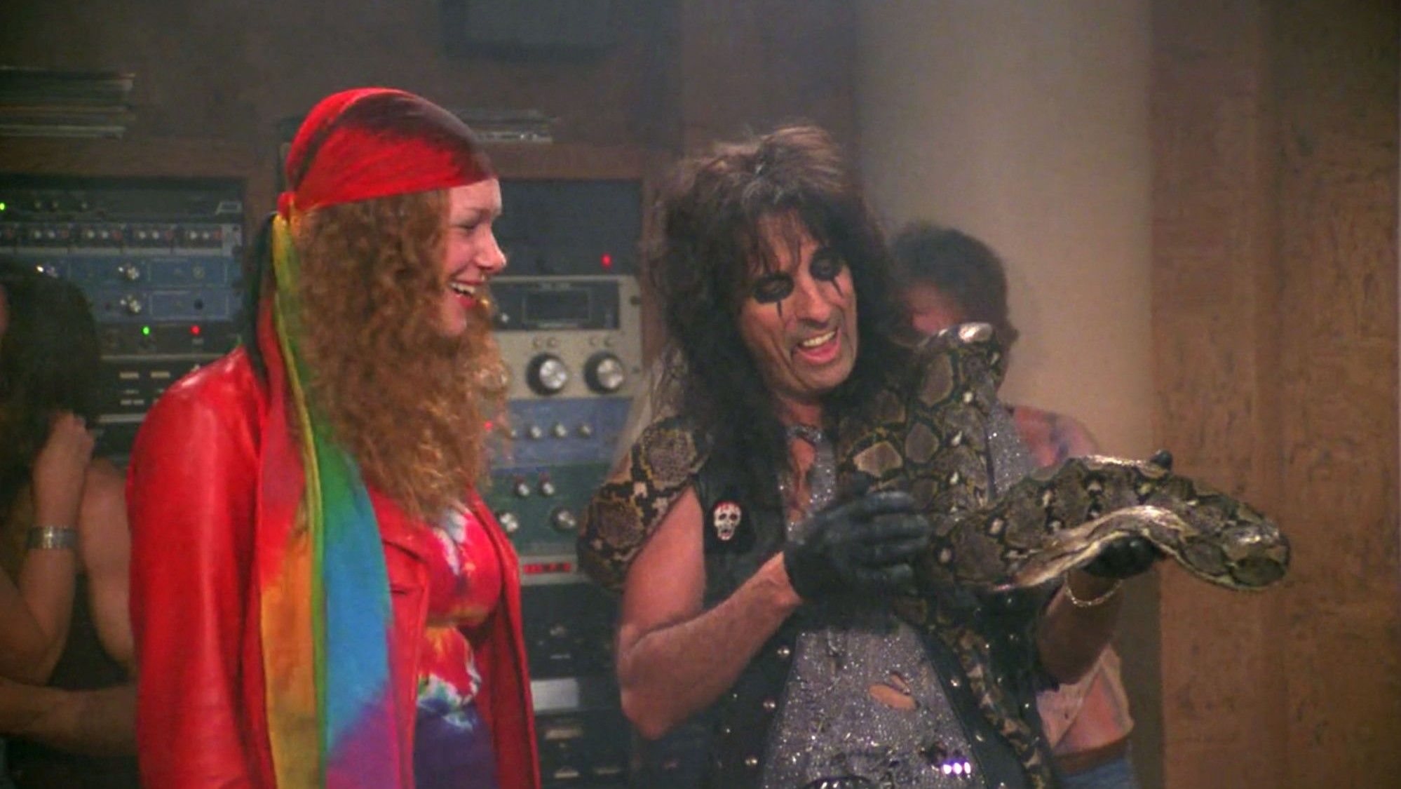 Laura Prepon and Alice Cooper in an episode of That 70s Show. 