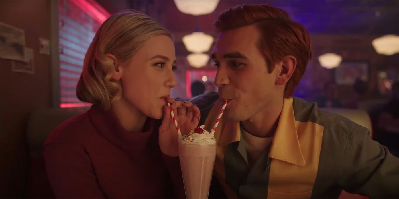 Lili Reinhart como Betty Cooper y KJ Apa como Archie Andrews en la séptima temporada de Riverdale