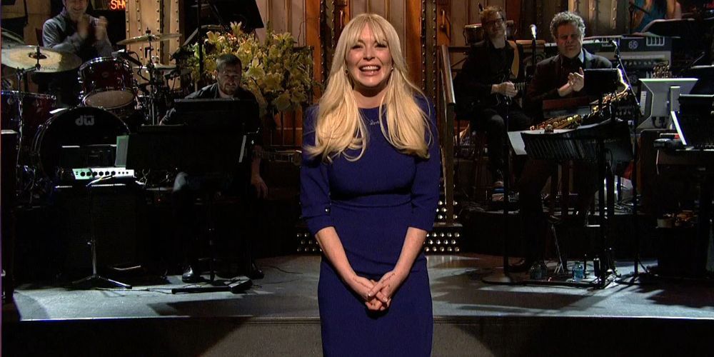 A screenshot of Lindsay Lohan giving a monologue on Saturday Night Live