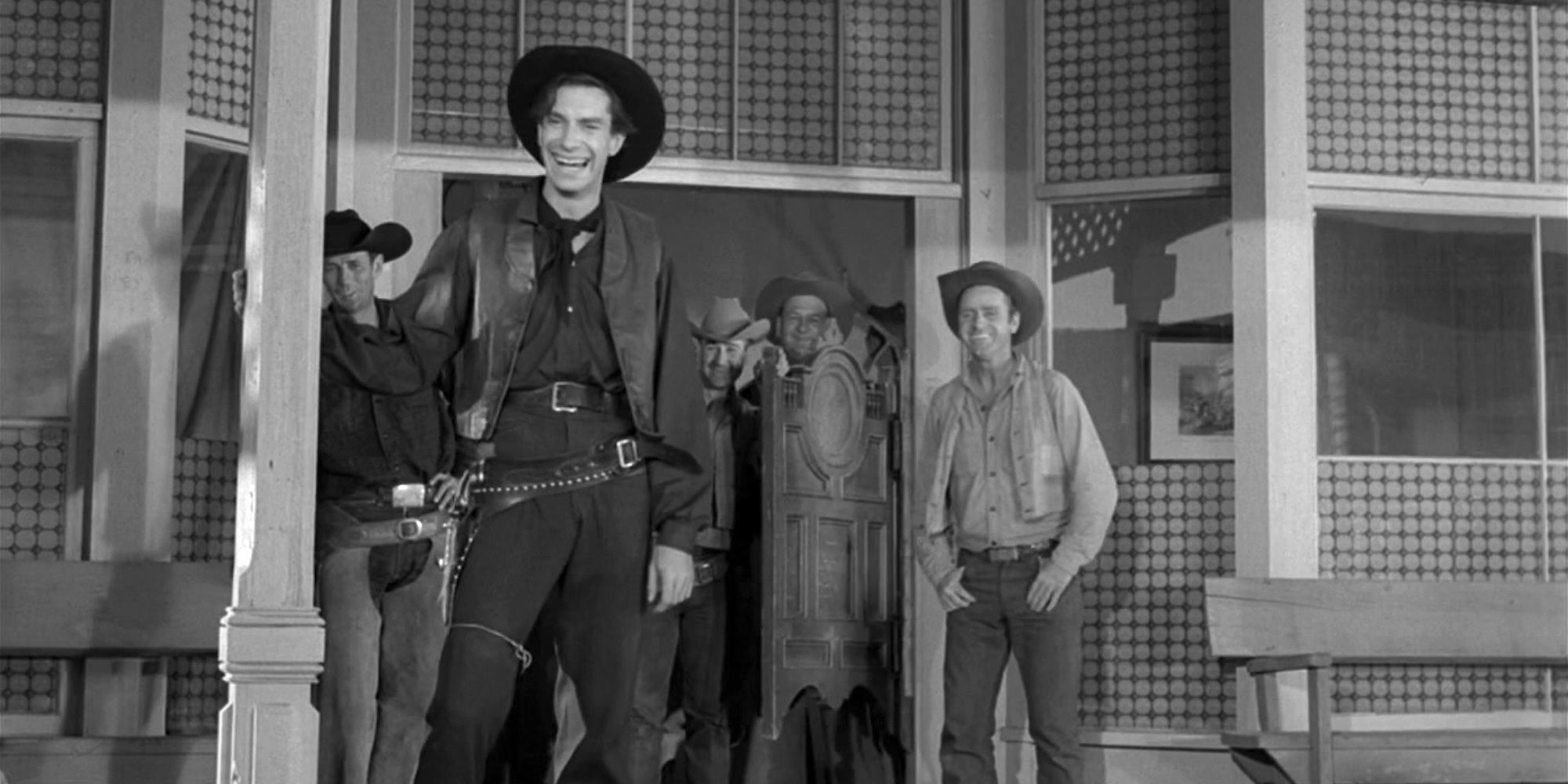 Martin Landau et des cow-boys rient devant un saloon dans Mr Denton on Doomsday The Twilight Zone