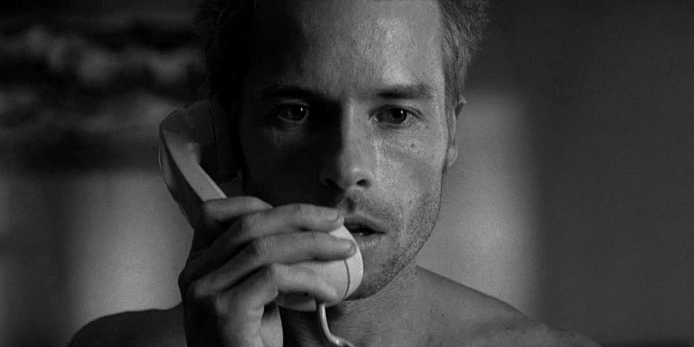 Photo en noir et blanc de Leonard parlant au téléphone 
