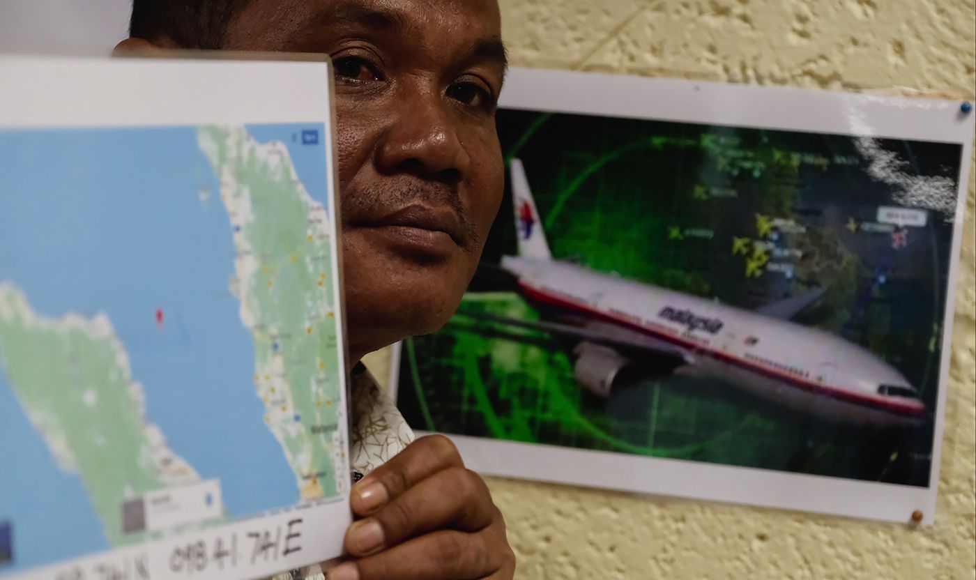 Un homme tenant une carte sur H370 : l'avion qui a disparu du documentaire Netflix. 