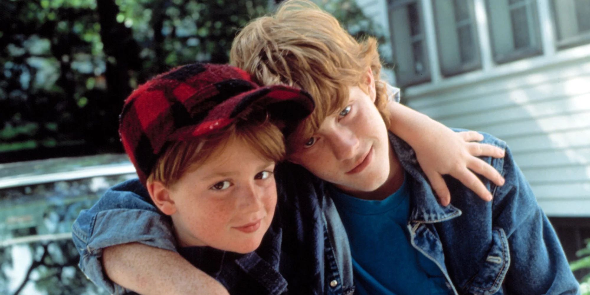 Michael C. Maronna and Danny Tamberelli hugging each other in The Adventures of Pete & Pete