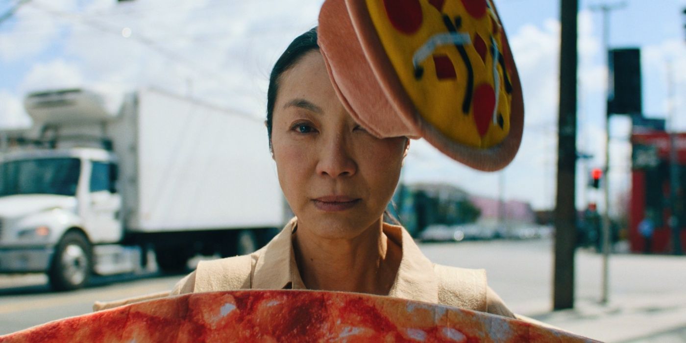 Michelle Yeoh dans le rôle d'Evelyn Wang, la fileuse de signes dans Everything Everywhere All at Once