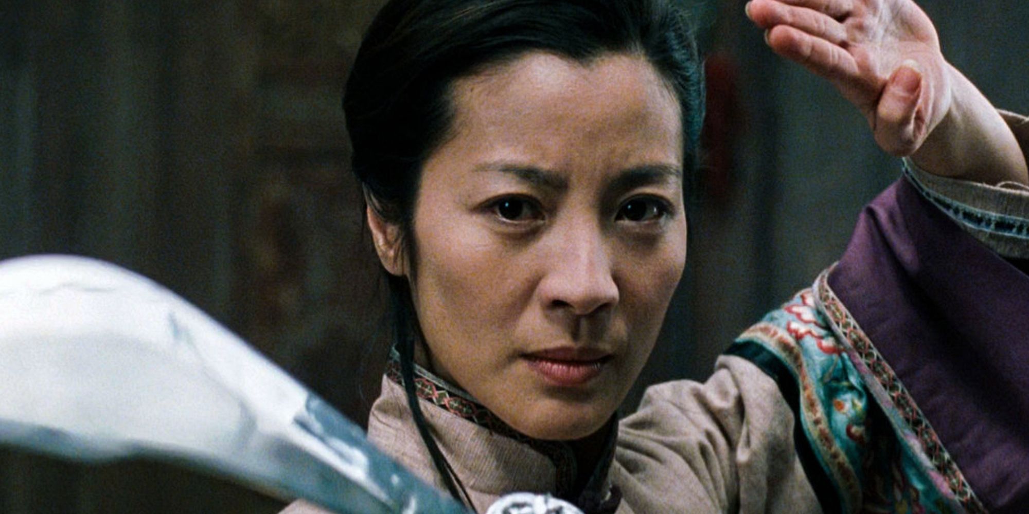 Michelle Yeoh sosteniendo una espada en 'Green Destiny'