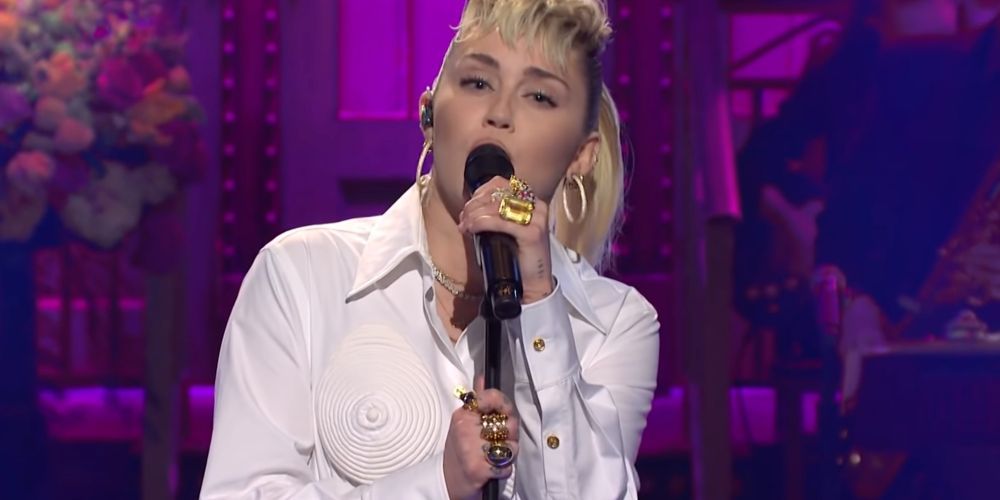 Une capture d'écran de Miley Cyrus chantant dans Saturday Night Live en 2021