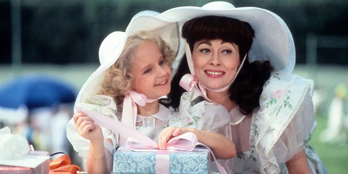 Faye Dunaway as Joan Crawford posing with her daughter Christina in Mommie Dearest