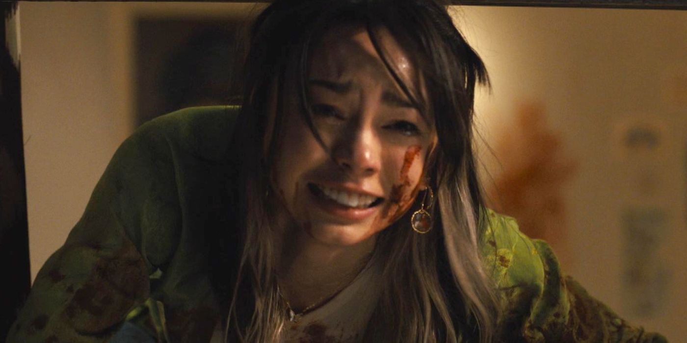 Devyn Nekoda dans le rôle d'Anika plaidant depuis une fenêtre dans Scream 6