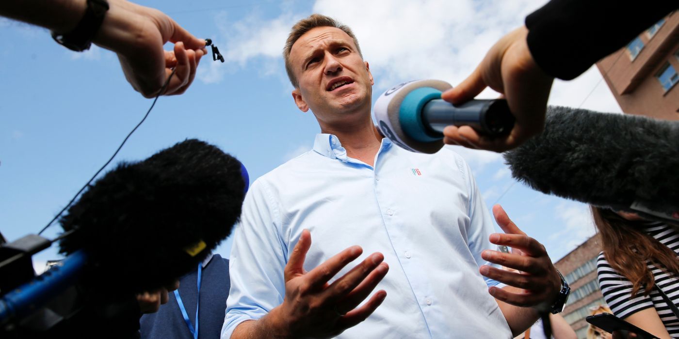 Alexei Navalny getting interviewed by multiple reporters in Navalny documentary