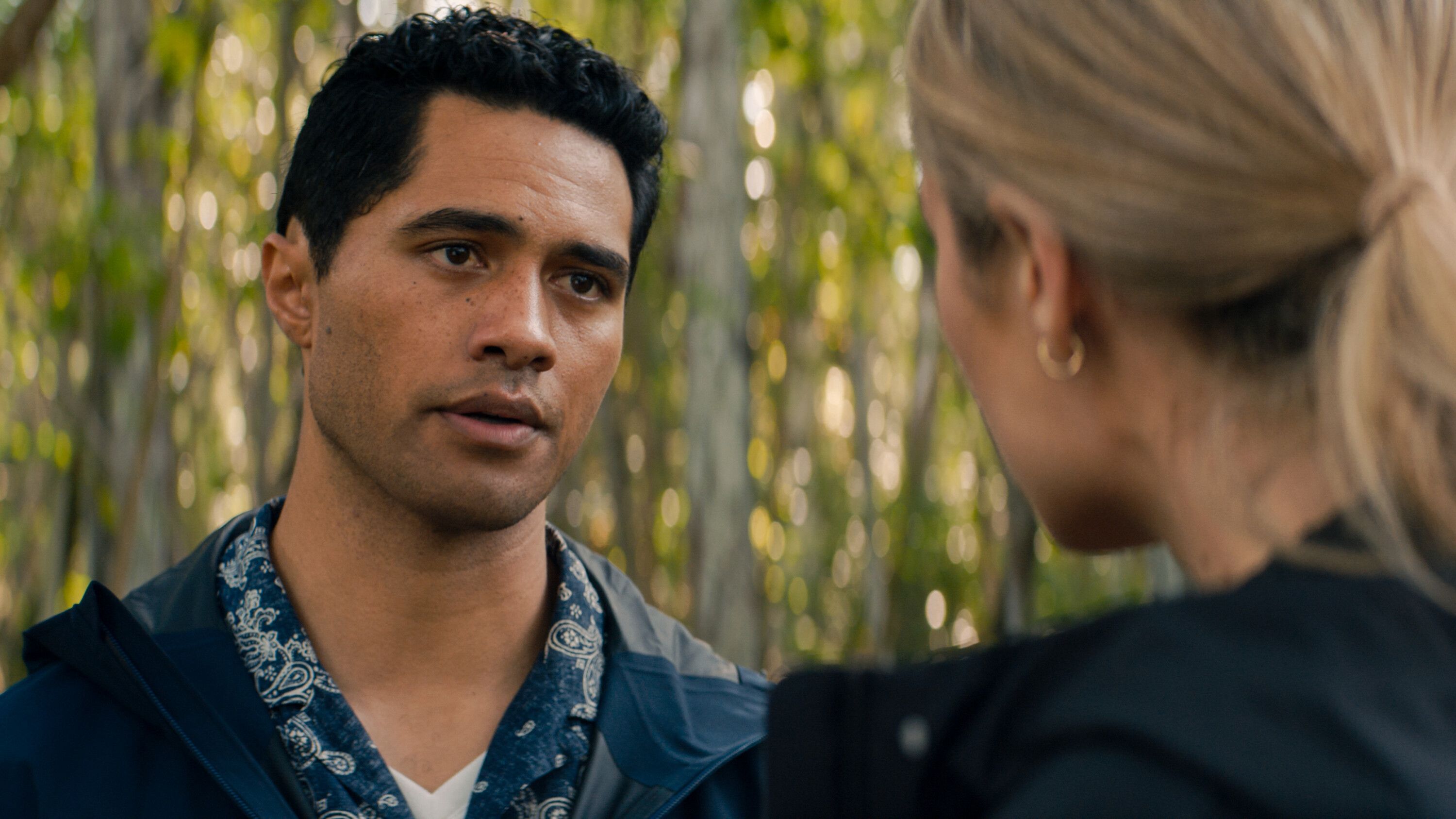 Alex Tarrant dans le rôle de Kai Holman dans l'épisode 18 de la saison 2 de NCIS : Hawai'i. 
