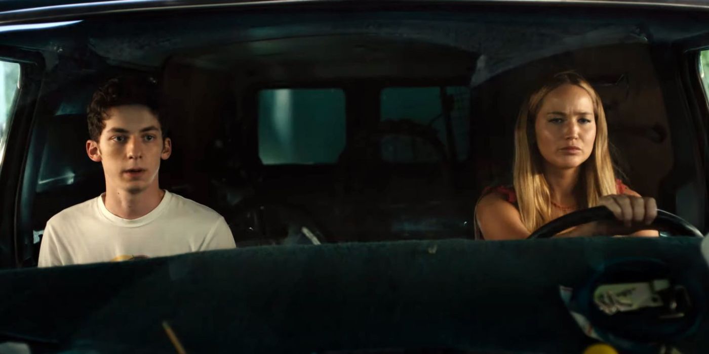 Jennifer Lawrence y Andrew Feldman en un auto como Maddie y Percy en No Hard Feelings